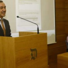 Serafín de Abajo Olea, en un momento de la presentación de las jornadas, con el jefe de Oncología de