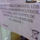 Algunos comercios de León ya han colocado el cartel para informar a los consumidores