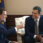 Mariano Rajoy y Pedro Sánchez conversan en el Congreso de los Diputados durante la corta reunión mantenida ayer. MARISCAL