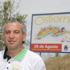 Nicanor Sen, con el cartel de la etapa de la Vuelta que salió de Cistierna. SECUNDINO PÉREZ