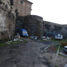 Vista del extenso solar que oculta cuatro cubos de muralla romana en la calle Era del Moro