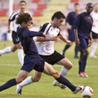 Martín, a la izquierda, saca el balón controlado.