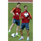 Isco e Iñigo Martínez, durante el entrenamiento.
