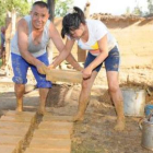 Agua, paja y barro son los únicos componentes que se necesitan para la elaboración del adobe.