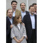 Rajoy se fotografía con miembros del PP antes de empezar el acto