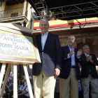 John Major, ayer, al recibir de manos del alcalde de Candeleda, José María Monforte, el reconocimiento del pueblo.