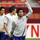 Arda Turan calienta junto a sus compañeros durante la sesión de entrenamiento en Bucarest.
