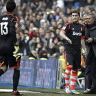Mourinho habla con Casillas antes de que salga al campo tras la expulsión de Adán.