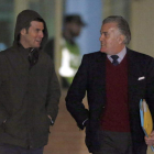 Guillermo, hijo de Luis Bárcenas, junto a su padre.