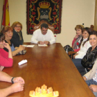 Los padres del CRA Santa Bárbara se reunieron con Francisco García, en el centro.