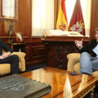 Noel Campbell se reunió en el consistorio de la capital leonesa con el alcalde, Francisco Fernández
