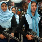 Dos mujeres policías patrullan una calle de Cachemira dentro de la operación puesta en marcha por Pa