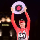 Chris Froome posa con el trofeo de ganador de la Vuelta 2017, el pasado septiembre en Madrid.