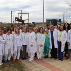 Personal sanitario del Caule frente a la escultura de Amancio, durante la inauguración. PEIO GARCÍA