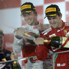 Fernando Alonso, Jenson Button y Sebastian Vettel se rocían con champán en el podio.