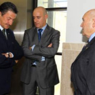 Carlos Emperador, a la izquierda, dialoga con el letrado de la Cultural, Pedro Álvarez Canal, y con