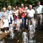 El Paisano de Honor 2012, tercero por la derecha, con su familia y parte de la corporación.