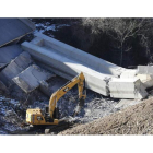 Imagen de las obras de desescombro en el viaducto. L. DE LA MATA