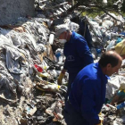 Operarios municipales, el pasado viernes, en el exterior de la vivienda de Castroquilame.