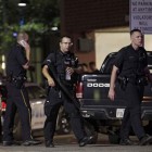 Agentes de la policía de Dallas en el escenario del tiroteo. RALPH LAUER