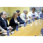 Reyes Maroto, Juan Vicente Herrera, Pilar del Olmo, Carlos Fernández Carriedo y los representantes de los trabajadores de Vestas. ICAL