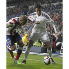Cristiano Ronaldo, que ofreció al Bernabéu el Balón de Oro, intenta deshacerse de Miranda.