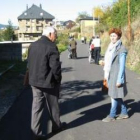 Merayo y Prada, en el camino de la residencia El Santo.