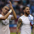 Los defensas del Real Madrid Sergio Ramos y Pepe, al final del partido frente al Deportivo.