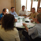 Los responsables municipales, ayer, en la reunión con la dirección del colegio de los Maristas.