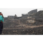 Un vecino de Silván observa los efectos del gran incendio que afectó a las viejas viviendas, pajares y montes de la zona. L. DE LA MATA