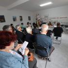 Vecinos de Vilela, en la asamblea de ayer. ANA F. BARREDO