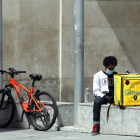 Un repartidor espera indicaciones junto a su bicicleta en el área de la capital. MARCIANO PÉREZ