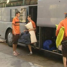 Roskam, en el centro, a su llegada a León tras el largo viaje.