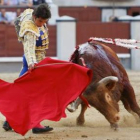 Cayetano Rivera da un pase con la muleta durante la corrida de la Feria de San Isidro.