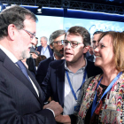 Rajoy saluda a Mañueco y a su esposa, Fina Martín, en la clausura de la convención. RUBÉN CACHO
