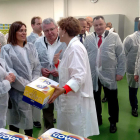 La consejera visitó ayer las instalaciones de la industria transformadora Pharmadus. ANA F. BARREDO