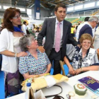Susana Sáiz y Riesco, con dos artesanas textiles.