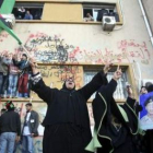 Ciudadanos libios manifestándose para pedir la caída Gadafi, en Bengasi, al este del país.