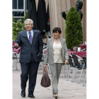Garzón y su esposa Rosario Molina ayer, en Oviedo.