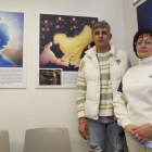 El ruso Andrei Elksnitis junto a la ucraniana Larissa Radchenko, junto a los cuadros de la artista también ucraniana Olga Wilson. FERNANDO OTERO