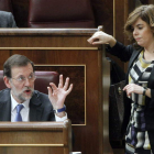 Rajoy conversa con Sáenz de Santamaría, la única que posiblemente es fija en el futuro Gobierno.