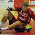La imagen de Chernov por el suelo es una metáfora del mal arranque liguero del Ademar.