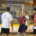 Jordi Ribera dando instrucciones a los jugadores durante un reciente entrenamiento.