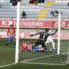 El golazo de Dioni Villalba al colar el balón por la escuadra de la portería del guardameta sportinguista Sánchez sin apenas ángulo no sirvió para ganar. MARCIANO PÉREZ