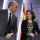 Luis de Guindos y Soraya Sáenz de Santamaría, ayer, tras el Consejo de Ministros. ZIPI