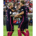 Messi, a la izquierda, y Jordi Alba celebran junto a Ivan Rakitic el gol de la victoria. MIGUEL TOÑA