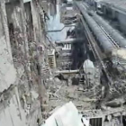 Fotografía cedida por Tepco que muestra los daños en la fachada del edificio del reactor 4.