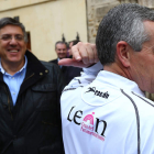 Gutiérrez muestra el logo enfundado en la camiseta del Ademar.