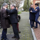 El presidente de la Junta de Castilla y León, Juan Vicente Herrera, saluda al secretario de Estado de Infraestructuras, Javier Izquierdo (I), antes de reunirse con el ministro de Fomento, José Luis Ábalos (2D)