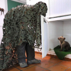 Jimena observa cariacontecida al veterinario que se la acerca cubierto por una manta de camuflaje.
